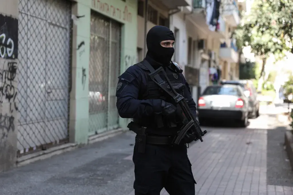 Επιχείρηση της αντιτρομοκρατικής: Σε ποιες υποθέσεις εμπλέκονται οι συλληφθέντες