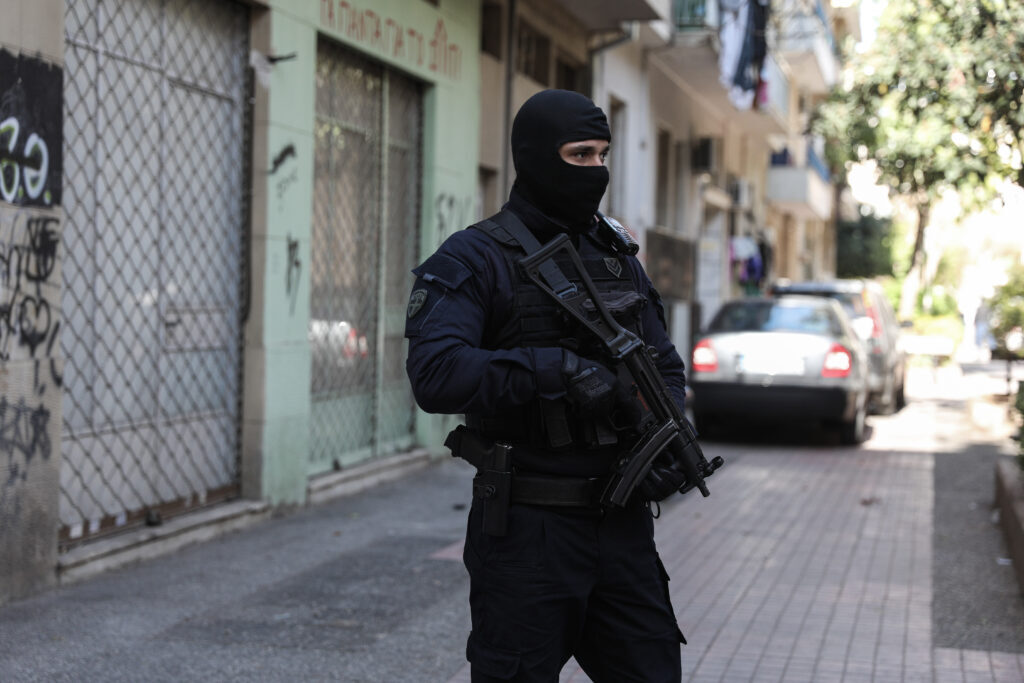 Επιχείρηση της αντιτρομοκρατικής: Σε ποιες υποθέσεις εμπλέκονται οι συλληφθέντες