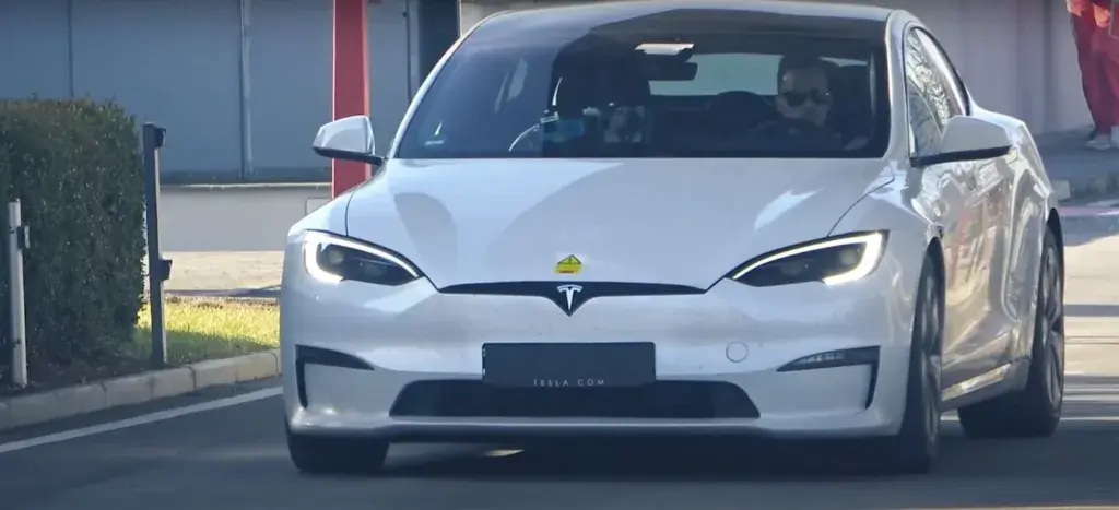 Τι γυρεύει ένα Tesla Model S Plaid στο εργοστάσιο της Ferrari;