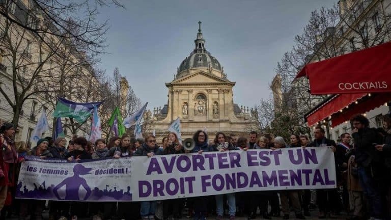BBC: Κατοχυρώνει συνταγματικά το δικαίωμα στην άμβλωση η Γαλλία