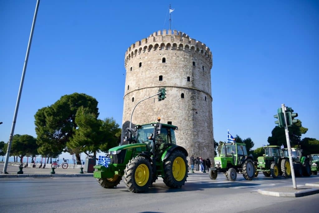 «Ο αγώνας ξεκίνησε» για τους αγρότες: «Δεν φεύγουμε από τα μπλόκα» – Παραμένουν στην ΔΕΘ οι πα