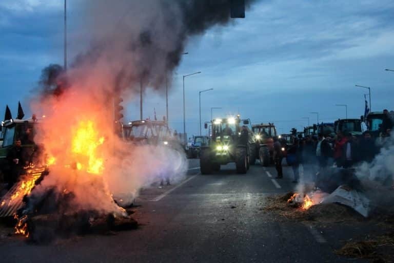 Επιστρέφουν στα μπλόκα οι αγρότες – Στο «τραπέζι» η κάθοδος στην Αθήνα [Βίντεο]