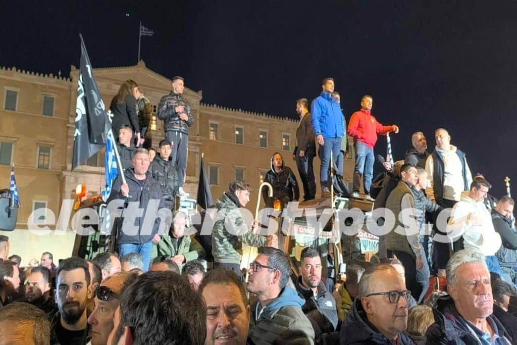 Αγρότες: Σε εξέλιξη το συλλαλητήριο έξω από τη Βουλή – Ποιοι δρόμοι είναι κλειστοί [εικόνες-βί