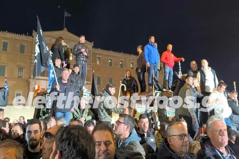 Αγρότες: Σε εξέλιξη το συλλαλητήριο έξω από τη Βουλή – Ποιοι δρόμοι είναι κλειστοί [εικόνες-βίντεο]