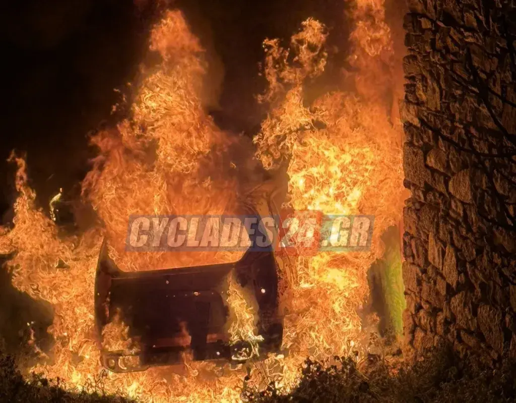 Σύρος: Αυτοκίνητο πήρε φωτιά και κάηκε ολοσχερώς – Βίντεο από το σημείο