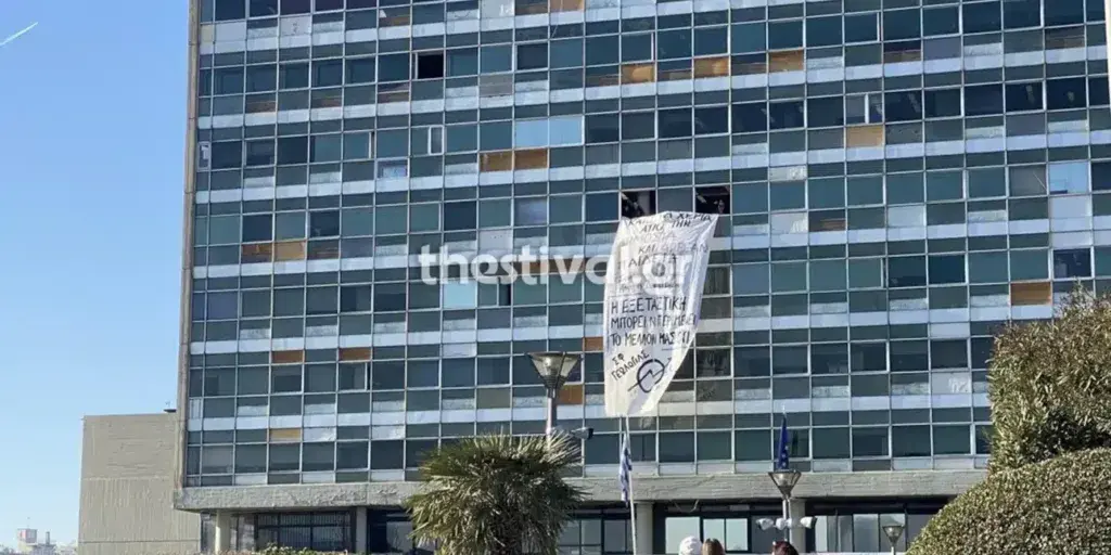 Θεσσαλονίκη: Κουκουλοφόροι και φοιτητές εισέβαλαν στην πρυτανεία του ΑΠΘ – Επεισόδια και στην