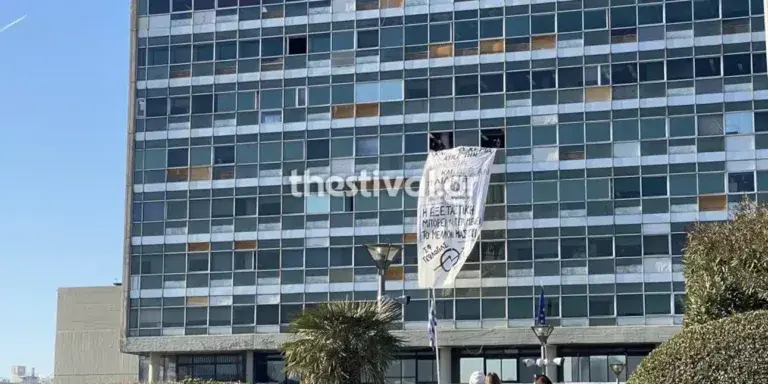 Θεσσαλονίκη: Κουκουλοφόροι και φοιτητές εισέβαλαν στην πρυτανεία του ΑΠΘ – Επεισόδια και στην Αθήνα