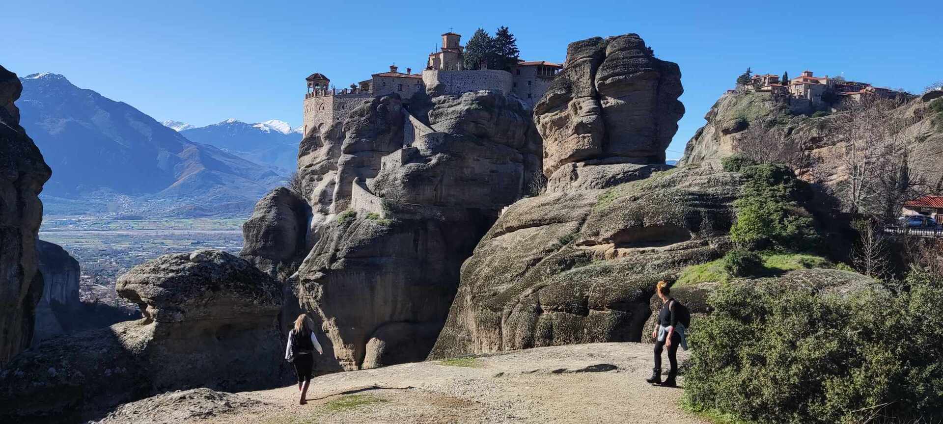 Ταξίδι στα Τρίκαλα: Το Eleftherostypos.gr στο χιονισμένο Περτούλι και τα μοναδικά Μετέωρα – Όλα όσα πρέπει να γνωρίζεις [βίντεο]