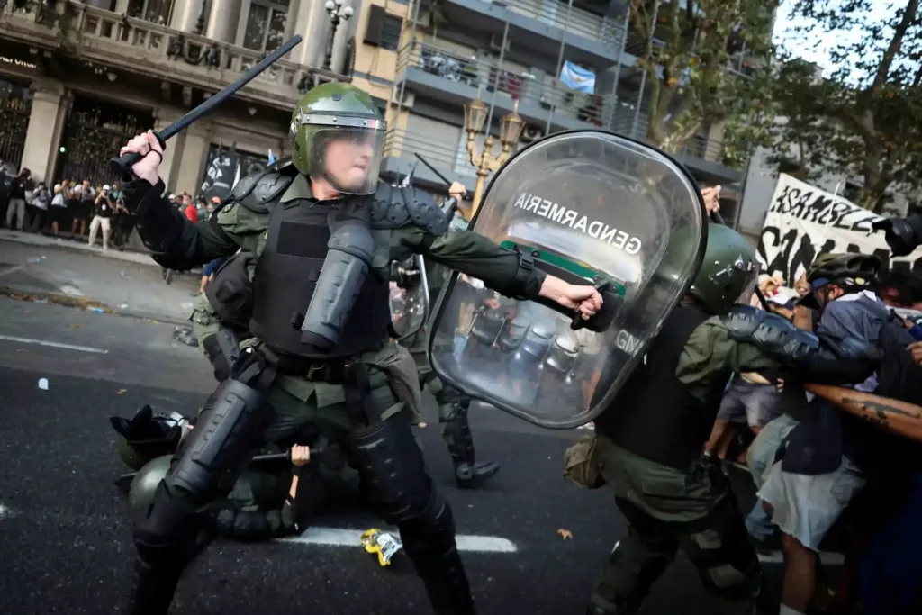 Χάος στο Μπουένος Άιρες – Σοβαρά επεισόδια για τις οικονομικές μεταρρυθμίσεις της κυβέρνησης Μιλέι