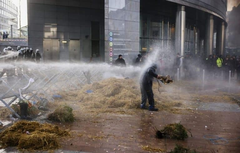 Tουλάχιστον 1.300 τρακτέρ στις Βρυξέλλες-«Ούρσουλα, είμαστε εδώ!», πέταξαν κοπριά στους αστυνομικούς – Δείτε live