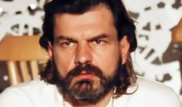 Δολοφονία στα Εξάρχεια-Νικόλας Ντάβας: Ποιος είναι ο 50χρονος συγγραφέας και μουσικός που βρέθηκε νεκρός