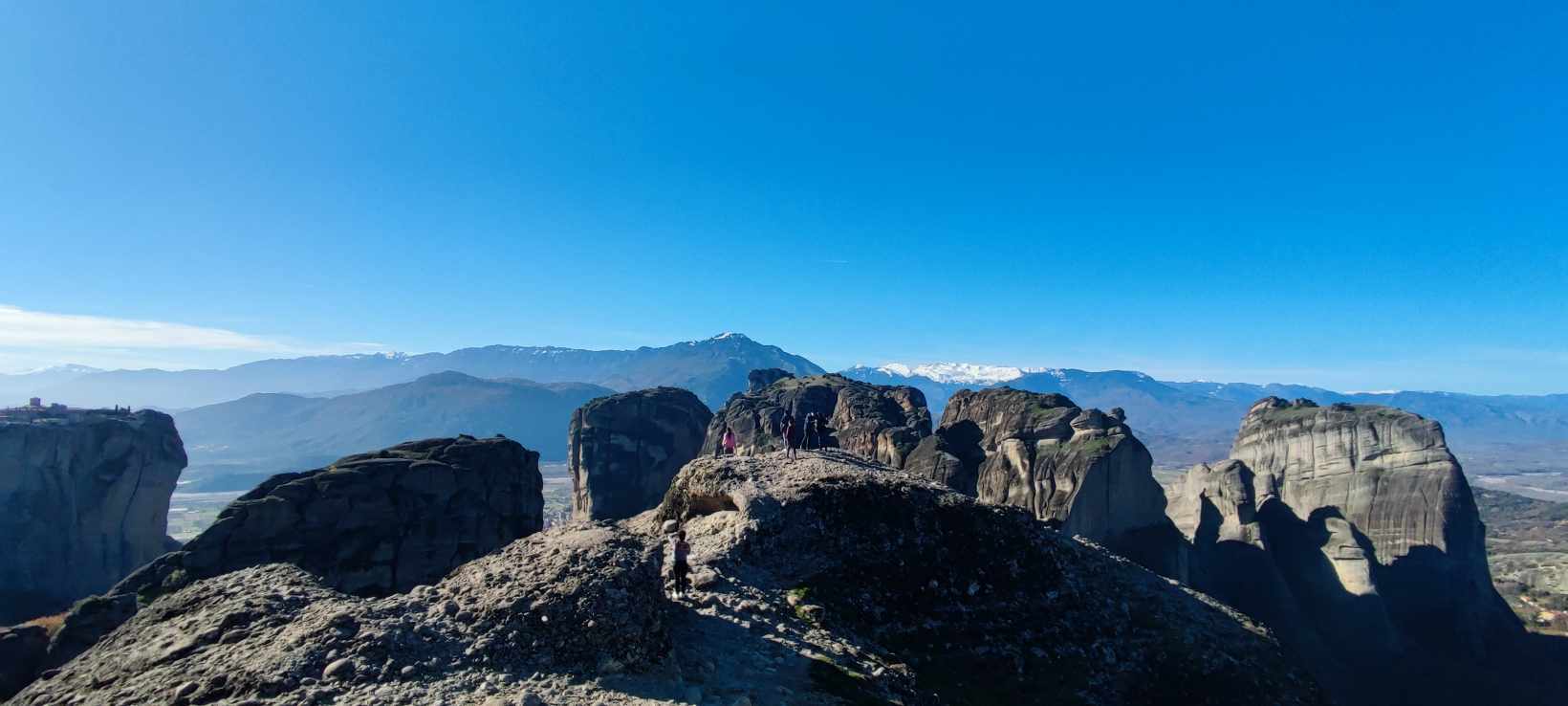 Ταξίδι στα Τρίκαλα: Το Eleftherostypos.gr στο χιονισμένο Περτούλι και τα μοναδικά Μετέωρα – Όλα όσα πρέπει να γνωρίζεις [βίντεο]
