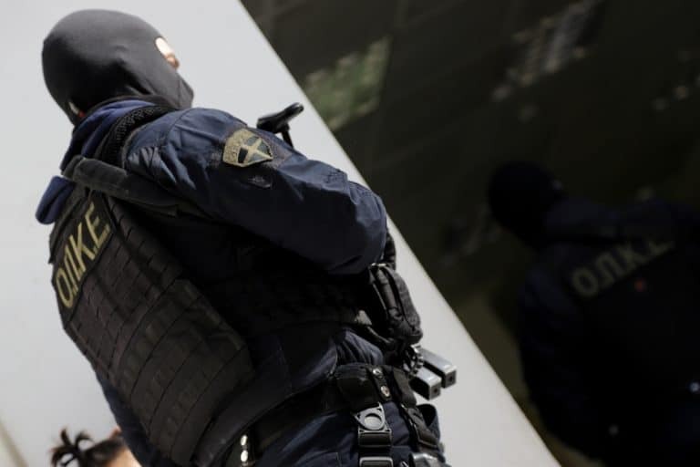 Αντιτρομοκρατική: Η επίσημη ανακοίνωση για τους 10 συλληφθέντες – Πώς εξαρθρώθηκε η τρομοκρατική οργάνωση – Τα 5 «χτυπήματα» και τα ευρήματα σε φυλακές και οικίες