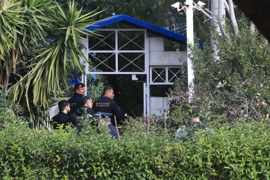 Μακελειό στη Γλυφάδα: Τρεις νεκροί υπάλληλοι, αυτοκτόνησε ο δράστης – Βρέθηκαν όλοι στο υπόγειο [βίντεο]