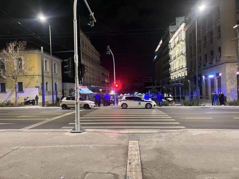 Έκρηξη βόμβας κοντά στο υπουργείο Εργασίας: Κλειστή παραμένει η Σταδίου – Δείτε βίντεο και φωτογραφίες