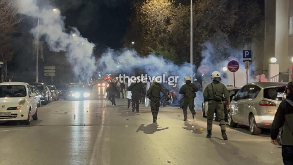 Θεσσαλονίκη: Επεισόδια έξω από το ΑΠΘ μεταξύ κουκουλοφόρων και ΜΑΤ – Έπεσαν δακρυγόνα
