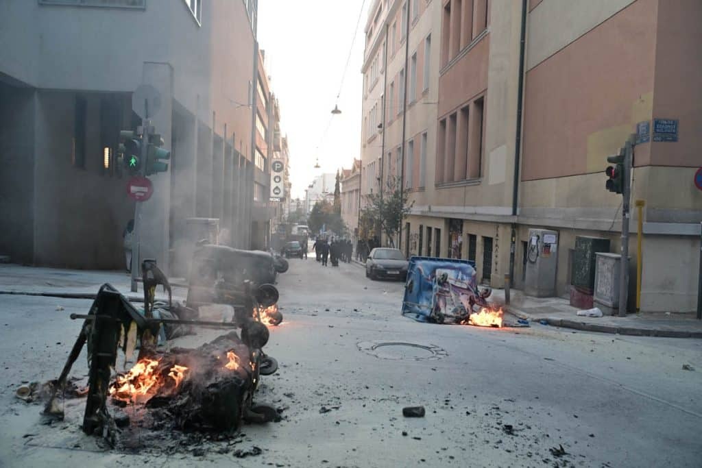 Πανεκπαιδευτικό συλλαλητήριο στην Αθήνα: Επεισόδια με κουκουλοφόρους – Πέταξαν μολότοφ σε αστυ