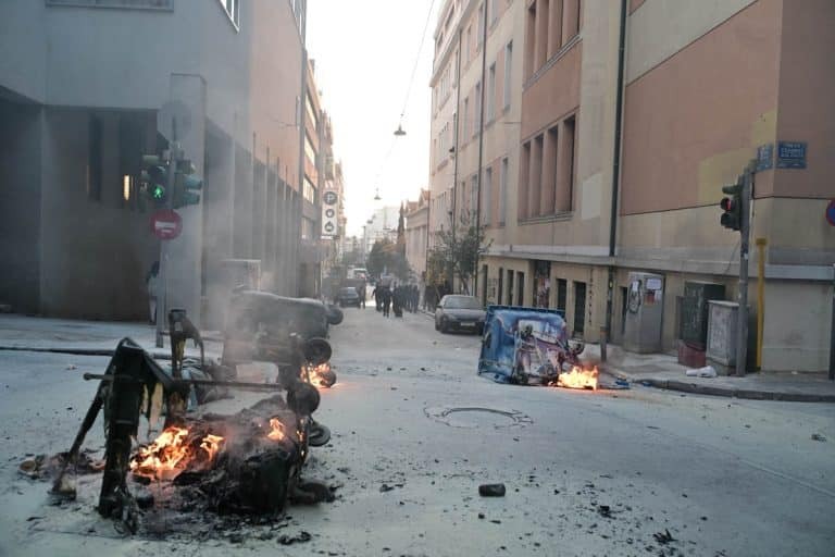 Πανεκπαιδευτικό συλλαλητήριο στην Αθήνα: Επεισόδια με κουκουλοφόρους – Πέταξαν μολότοφ σε αστυνομικούς