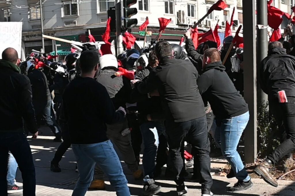 Φοιτητές έπαιξαν ξύλο για το ποιος θα είναι πρώτος στο πανεκπαιδευτικό – Οχτώ τραυματίες [Βίντεο]