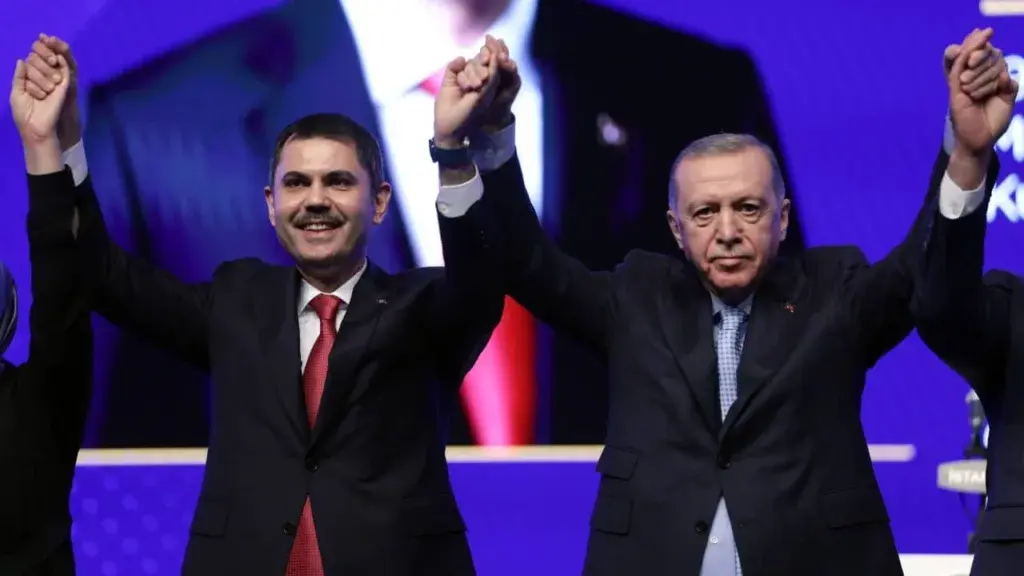 Τζαρτζαρίσματα και χειροφιλήματα για μία θέση των υποψήφιων Τούρκων δημάρχων δίπλα στον Ερντογάν [βί