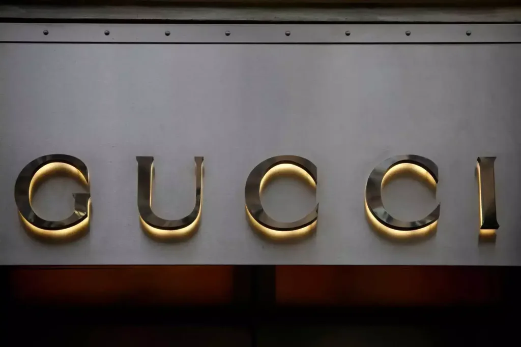 Βίντεο με ληστές να αδειάζουν κατάστημα Gucci στη Νέα Υόρκη – «Χτύπησαν μέρα μεσημέρι»