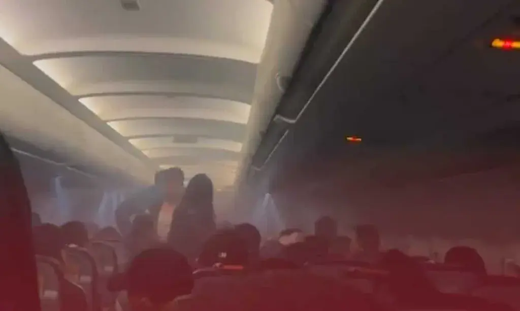 Πανικός σε πτήση αεροπλάνου: Εξερράγη power bank μέσα στην καμπίνα επιβατών [βίντεο]