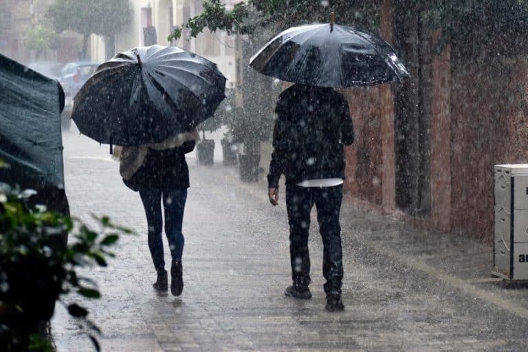 Καιρός: Πέφτει και άλλο η θερμοκρασία – Βροχές και χιόνια σε αρκετές περιοχές