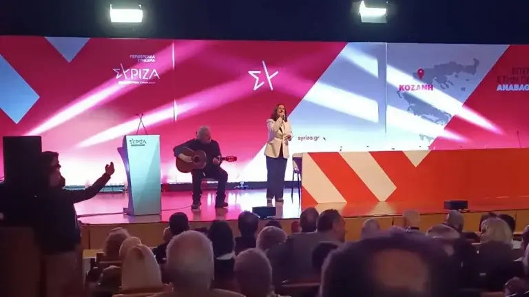ΣΥΡΙΖΑ: Ο Κασσελάκης ανέβασε την Καλιόπη Βέττα στο συνέδριο της Κοζάνης για να τραγουδήσει [βίντεο]