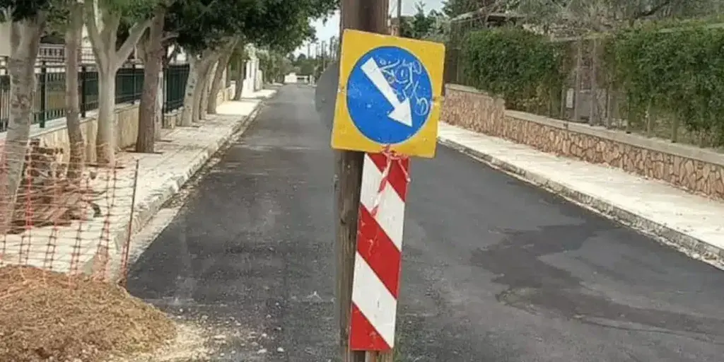 ΕΛΑΣ το μεγαλείο σου! Ο δρόμος φτιάχτηκε αλλά η κολώνα έμεινε [εικόνα]