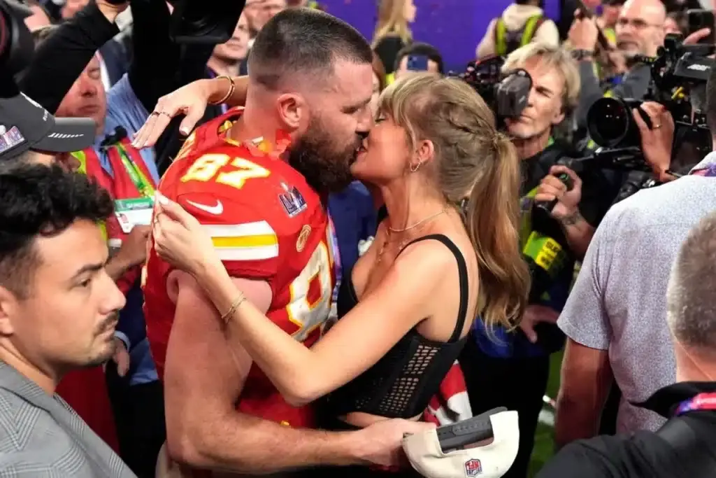Super Bowl 2024: Το viral φιλί της Taylor Swift στον Travis Kelce [βίντεο]
