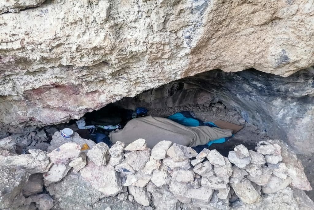 Κόρινθος: Μυστήριο με οικογένεια που ζει σε σπηλιά και κυκλοφορούν με τόξα και βέλη – Πως αποκ