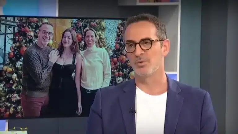 Κώστας Κρoμμύδας: «Η αδερφή μου βρέθηκε νεκρή στην αυλή του σπιτιού μας» – Η οικογενειακή τραγωδία που κανείς δεν γνώριζε