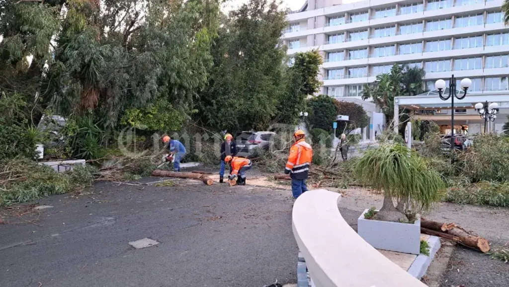 Σοβαρά προβλήματα από την κακοκαιρία στη Λεμεσό – Ακρωτηριάστηκε ένας άνδρας [βίντεο]