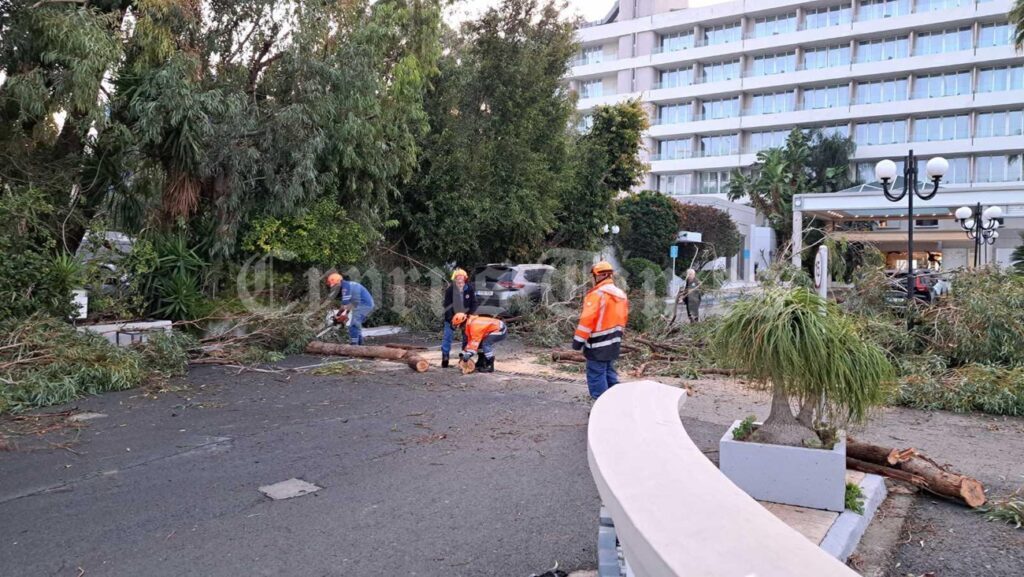 Σοβαρά προβλήματα από την κακοκαιρία στη Λεμεσό – Ακρωτηριάστηκε ένας άνδρας [βίντεο]