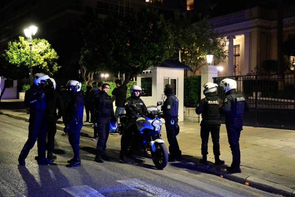 Ένταση έξω από το Μαξίμου με ομάδα φοιτητών που προσπάθησαν να ανοίξουν πανό