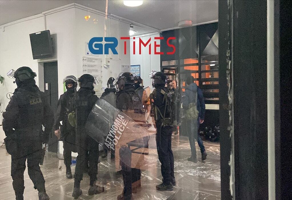 Θεσσαλονίκη: ΜΑΤ στο ΑΠΘ για να εκκενωθεί η κατάληψη στην Πρυτανεία