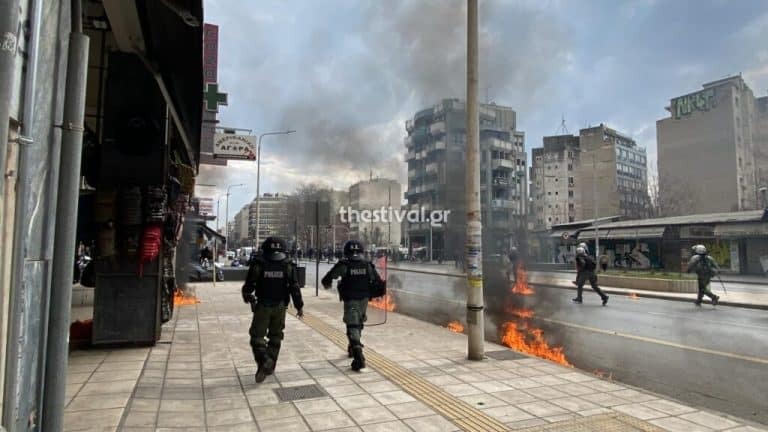 Θεσσαλονίκη: Επεισόδια έξω από τον ΟΣΕ στην πορεία για τα Τέμπη – Βροχή από μολότοφ [βίντεο]