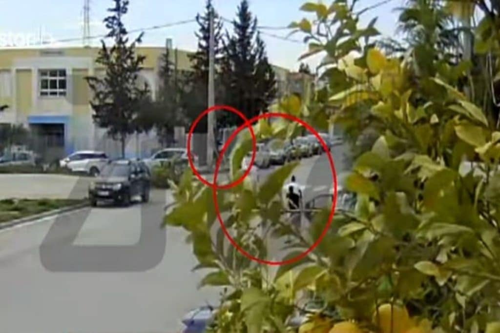 Μενίδι: Βίντεο ντοκουμέντο – Η στιγμή που ομάδα Ρομά επιτίθεται στον αστυνομικό έξω από το σχο