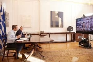 Τηεδιάσκεψη Μητσοτάκη με Έλληνες πρέσβεις