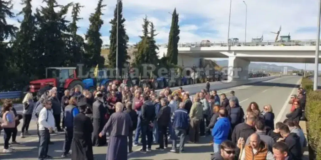 Μπλόκο αγροτών: Έκλεισε η εθνική οδός στην Αταλάντη – Την Τρίτη οι αποφάσεις