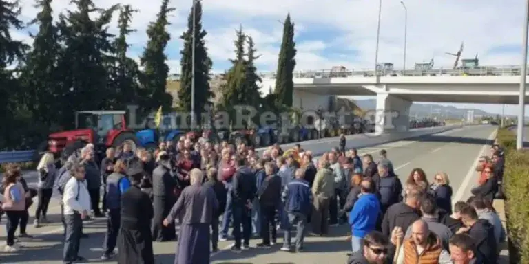 Μπλόκο αγροτών: Έκλεισε η εθνική οδός στην Αταλάντη – Την Τρίτη οι αποφάσεις