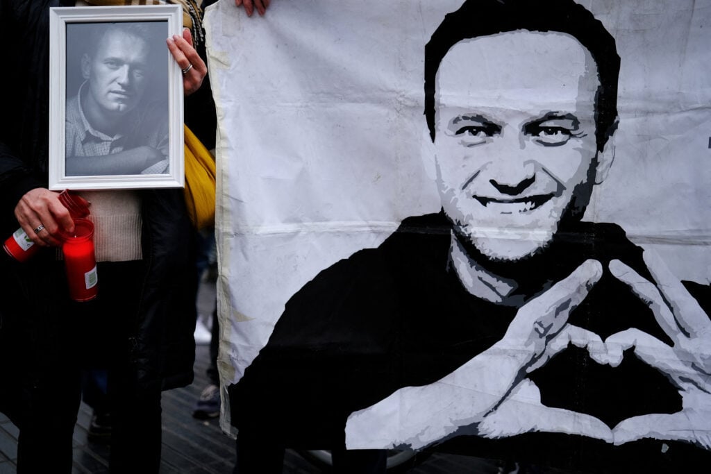 Πρώην συνεργάτιδα του Ναβάλνι αποκαλύπτει: Υπήρχε συμφωνία ανταλλαγής κρατουμένων γι’ αυτό τον δολοφόνησαν [Βίντεο]