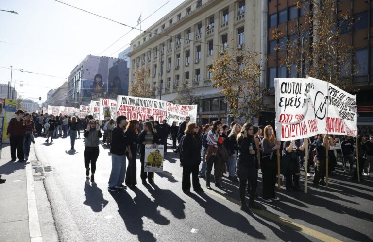 Πανεκπαιδευτικό συλλαλητήριο στα Προπύλαια: Φοιτητές και εκπαιδευτικοί διαμαρτύρονται για τα μη κρατικά πανεπιστήμια [Βίντεο]