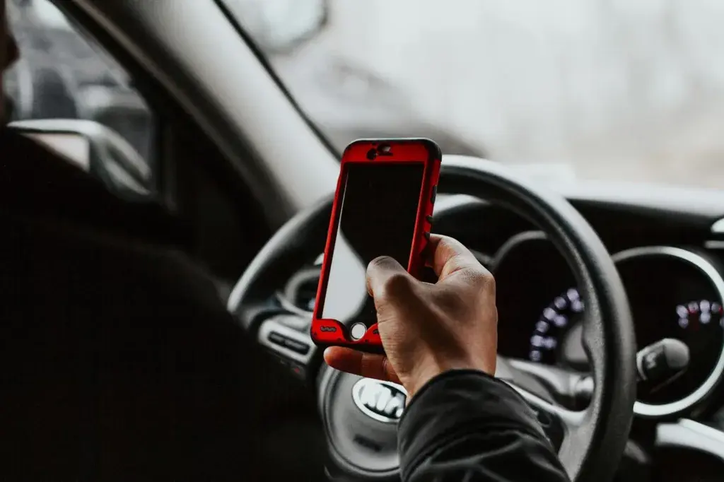 Texting & Driving: Η μάστιγα που κοστίζει καθημερινά ζωές