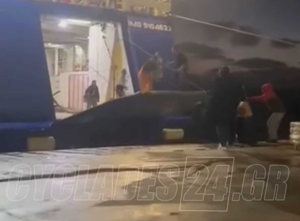 Ανάφη: Η «μάχη» του καπετάνιου να δέσει το πλοίο στο λιμάνι – Εντυπωσιακό βίντεο