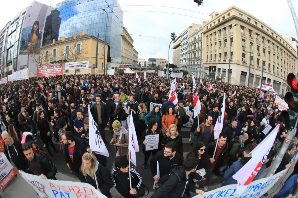 Απεργία: Πάνω από 20.000 υπολογίζονται οι διαδηλωτές στις πορείες – Δείτε φωτογραφίες και βίντ