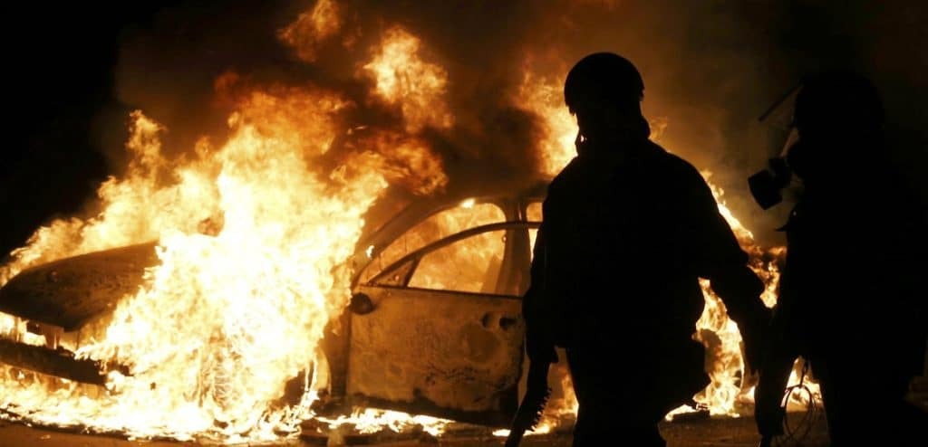 Έκαψαν με εύφλεκτο υλικό δύο ΙΧ στην Πάτρα – Δείτε εικόνες