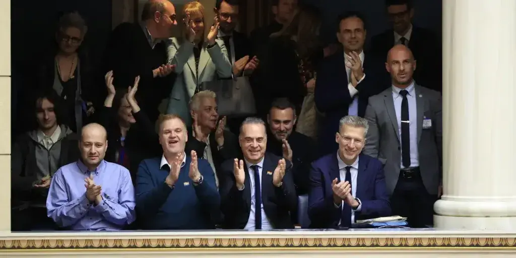 Ο Μητσοτάκης επικοινώνησε με το πρώτο ομόφυλο ζευγάρι που παντρεύτηκε μετά το νέο νόμο