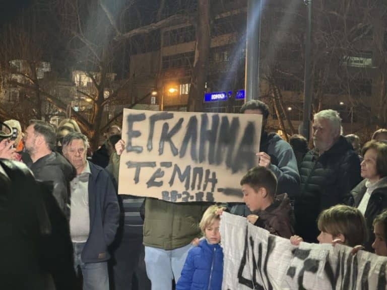 Τρίκαλα: Πλήθος κόσμου ρίγησε στην συγκέντρωση για το δυστύχημα στα Τέμπη – «Δεν ξεχνάμε» [Βίντεο]