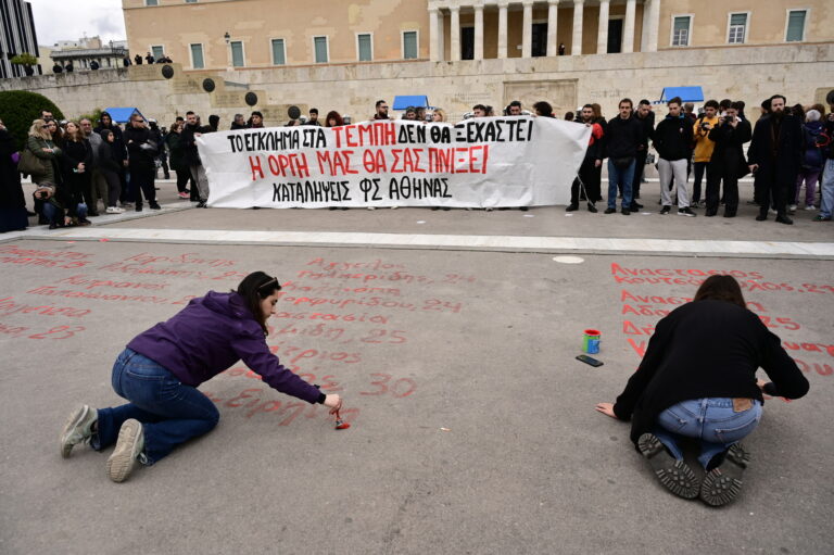 Τέμπη: Έσπευσαν να σβήσουν τα ονόματα των θυμάτων από τον Άγνωστο Στρατιώτη – Η απάντηση του Δήμου